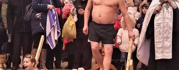 Во Иордане крещающуся Тебе, Господи… В Килии десятки жителей окунулись в освяченных водах реки Дунай.